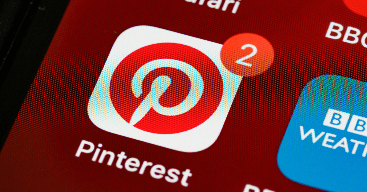 Pinterest logo op scherm van telefoon